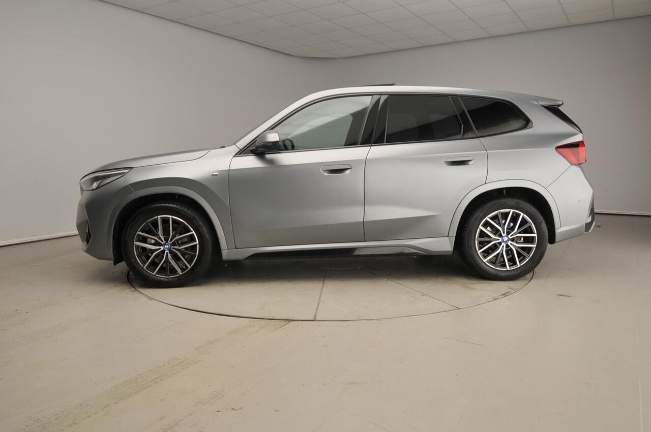BMW iX1 eDrive20 | M-Sportpakket | LED | Navigatie | Schuifdak | Trekhaak | Elektr. zetels | DAB | Harman-kardon sound | Alu 18 inch