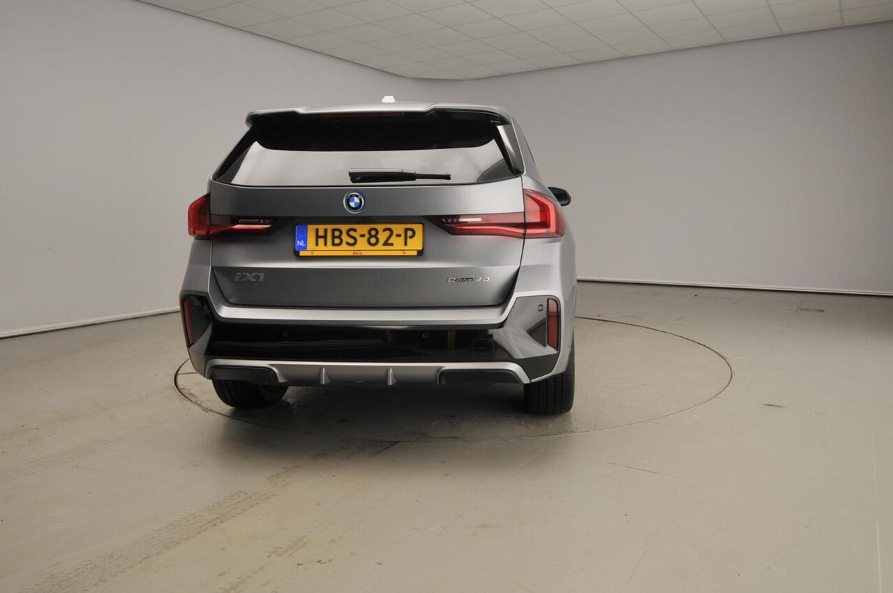 BMW iX1 eDrive20 | M-Sportpakket | LED | Navigatie | Schuifdak | Trekhaak | Elektr. zetels | DAB | Harman-kardon sound | Alu 18 inch
