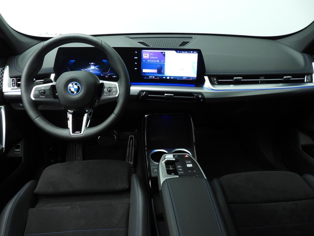 BMW iX1 eDrive20 | M-Sportpakket | LED | Navigatie | Schuifdak | Trekhaak | Elektr. zetels | DAB | Harman-kardon sound | Alu 18 inch