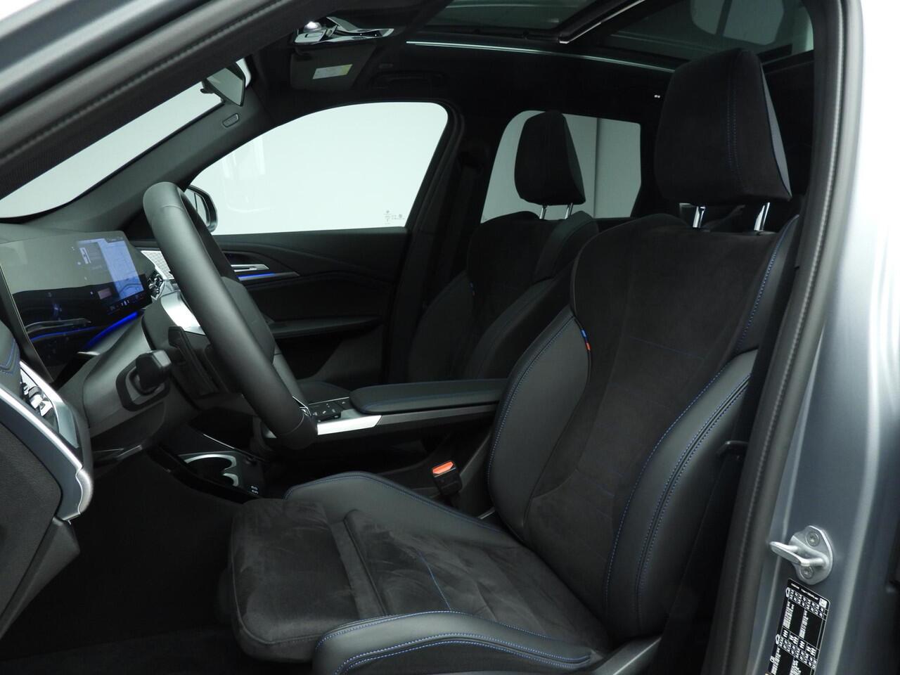 BMW iX1 eDrive20 | M-Sportpakket | LED | Navigatie | Schuifdak | Trekhaak | Elektr. zetels | DAB | Harman-kardon sound | Alu 18 inch