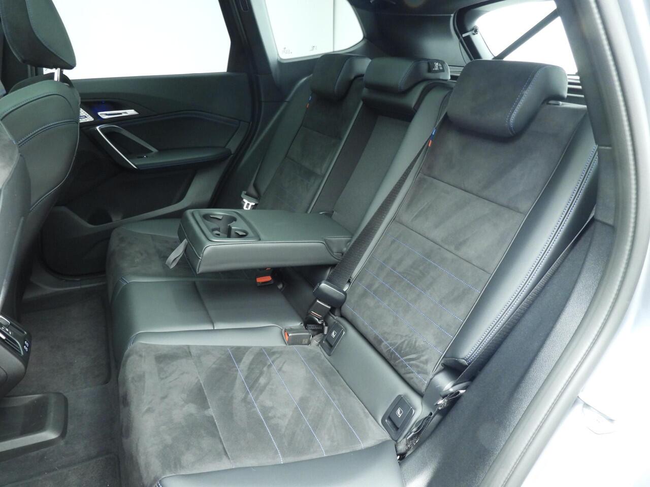 BMW iX1 eDrive20 | M-Sportpakket | LED | Navigatie | Schuifdak | Trekhaak | Elektr. zetels | DAB | Harman-kardon sound | Alu 18 inch