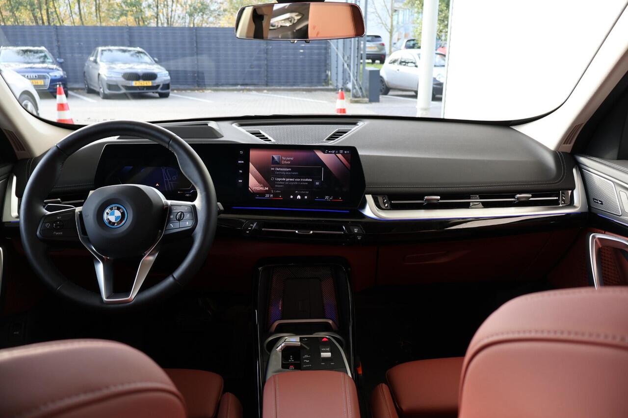 BMW iX1 eDrive20 67 kWh M Sport Edition | Glazen Panoramadak | Trekhaak Elektrisch | Stuur- en stoelverwarming | Stoelen Elektrisch met Massage | Active Cruise Control | Head-Up Display | Harman Kardon | Ekris Selection