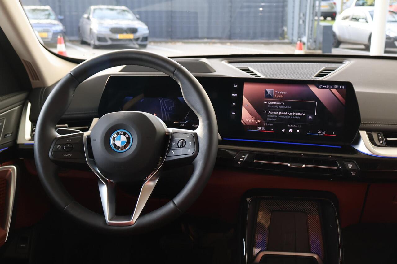 BMW iX1 eDrive20 67 kWh M Sport Edition | Glazen Panoramadak | Trekhaak Elektrisch | Stuur- en stoelverwarming | Stoelen Elektrisch met Massage | Active Cruise Control | Head-Up Display | Harman Kardon | Ekris Selection