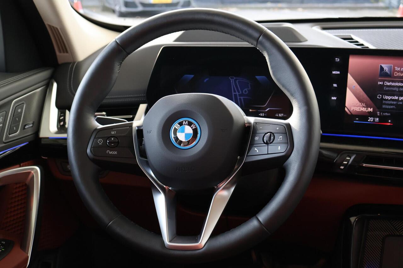 BMW iX1 eDrive20 67 kWh M Sport Edition | Glazen Panoramadak | Trekhaak Elektrisch | Stuur- en stoelverwarming | Stoelen Elektrisch met Massage | Active Cruise Control | Head-Up Display | Harman Kardon | Ekris Selection