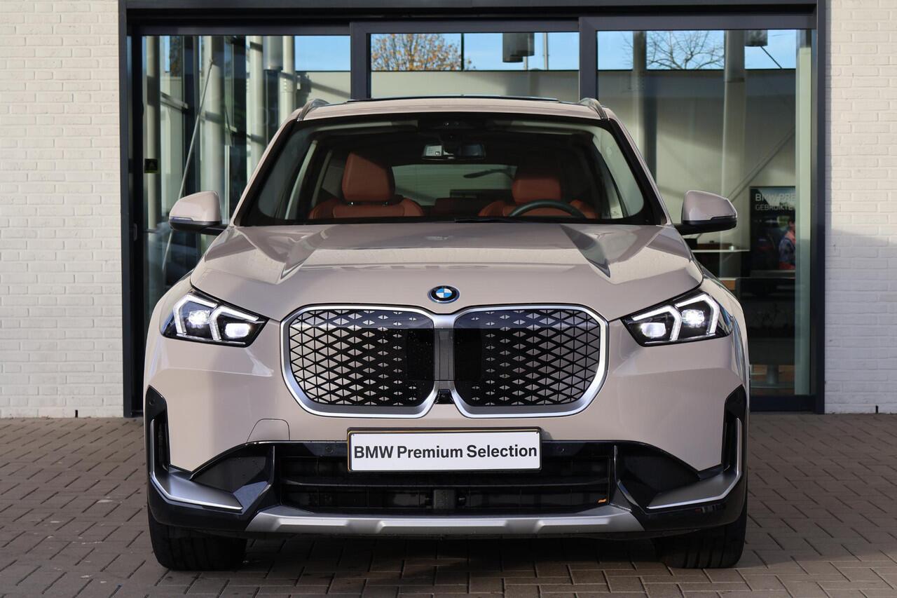 BMW iX1 eDrive20 67 kWh M Sport Edition | Glazen Panoramadak | Trekhaak Elektrisch | Stuur- en stoelverwarming | Stoelen Elektrisch met Massage | Active Cruise Control | Head-Up Display | Harman Kardon | Ekris Selection
