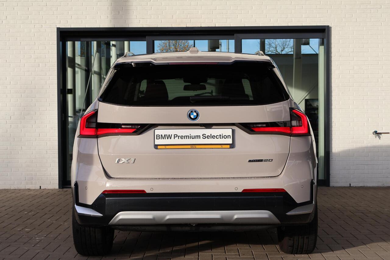 BMW iX1 eDrive20 67 kWh M Sport Edition | Glazen Panoramadak | Trekhaak Elektrisch | Stuur- en stoelverwarming | Stoelen Elektrisch met Massage | Active Cruise Control | Head-Up Display | Harman Kardon | Ekris Selection
