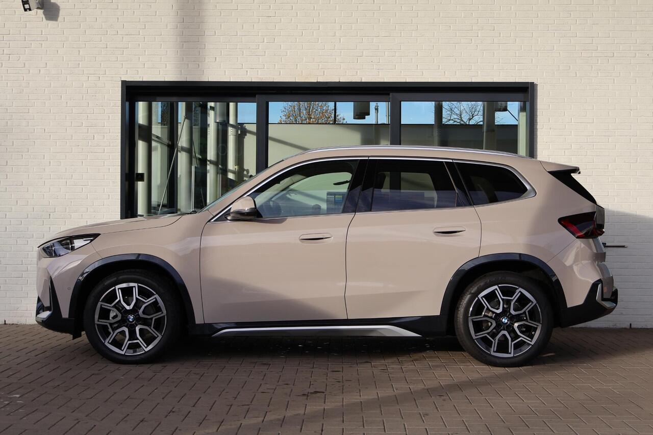 BMW iX1 eDrive20 67 kWh M Sport Edition | Glazen Panoramadak | Trekhaak Elektrisch | Stuur- en stoelverwarming | Stoelen Elektrisch met Massage | Active Cruise Control | Head-Up Display | Harman Kardon | Ekris Selection