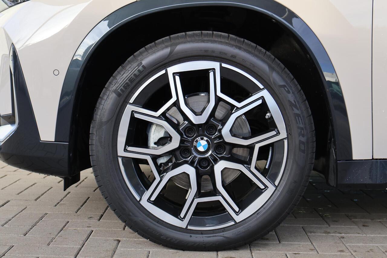 BMW iX1 eDrive20 67 kWh M Sport Edition | Glazen Panoramadak | Trekhaak Elektrisch | Stuur- en stoelverwarming | Stoelen Elektrisch met Massage | Active Cruise Control | Head-Up Display | Harman Kardon | Ekris Selection