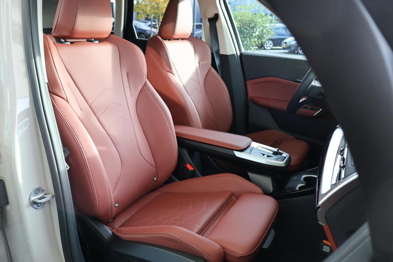 BMW iX1 eDrive20 67 kWh M Sport Edition | Glazen Panoramadak | Trekhaak Elektrisch | Stuur- en stoelverwarming | Stoelen Elektrisch met Massage | Active Cruise Control | Head-Up Display | Harman Kardon | Ekris Selection