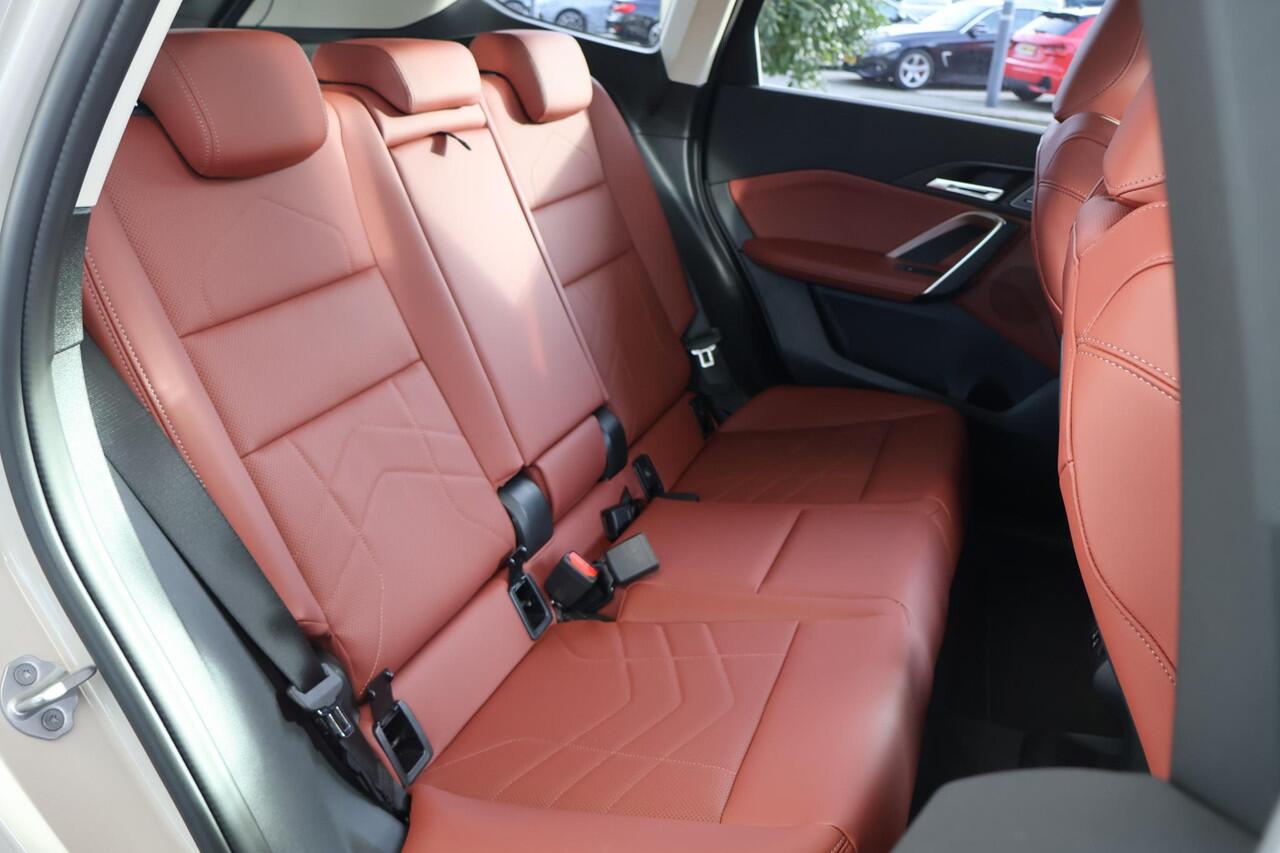 BMW iX1 eDrive20 67 kWh M Sport Edition | Glazen Panoramadak | Trekhaak Elektrisch | Stuur- en stoelverwarming | Stoelen Elektrisch met Massage | Active Cruise Control | Head-Up Display | Harman Kardon | Ekris Selection