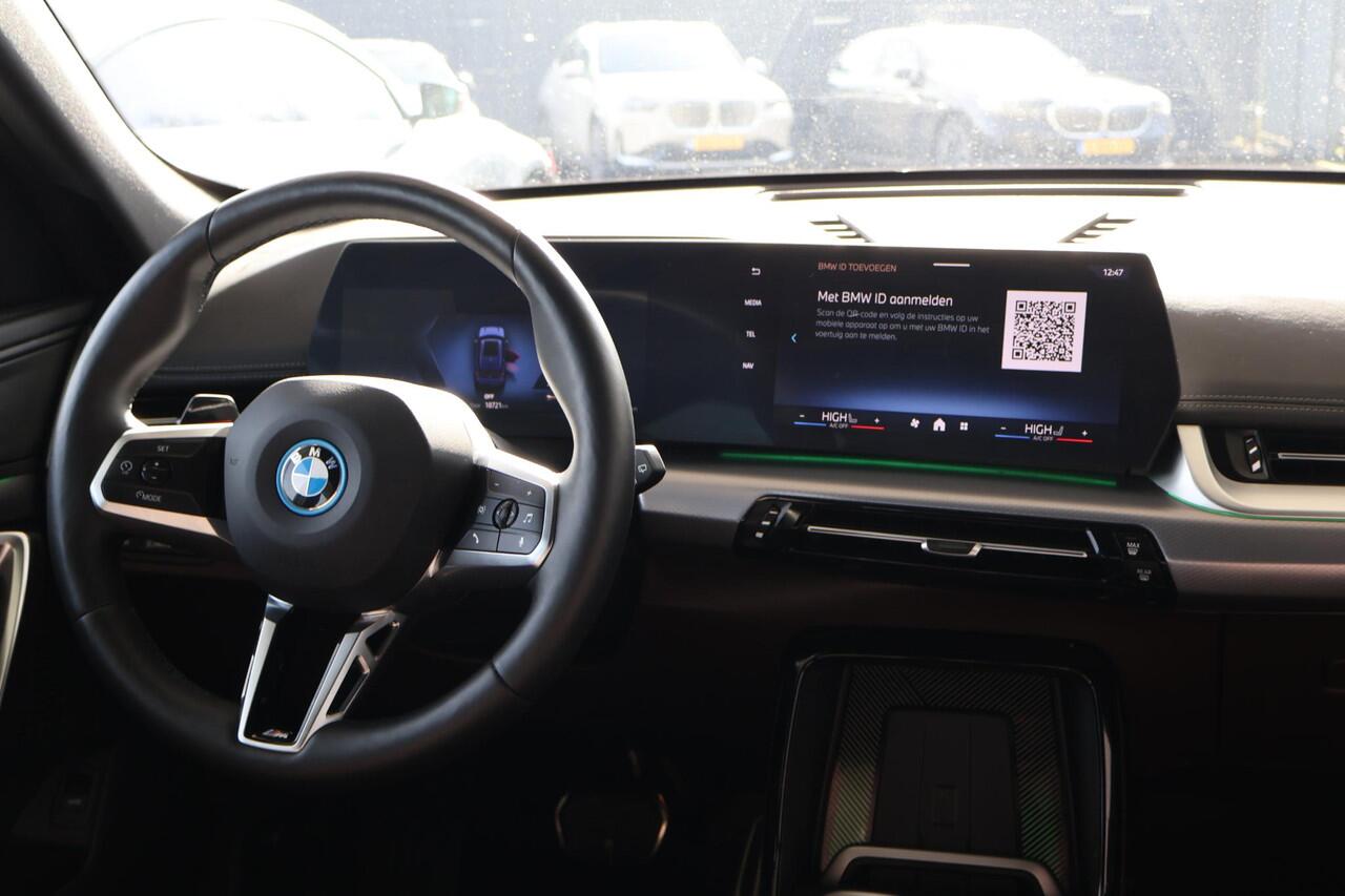 BMW iX1 eDrive20 | M Sportpakket Pro | Panorama Dak | Stoelverwarming | Achteruitrijcamera