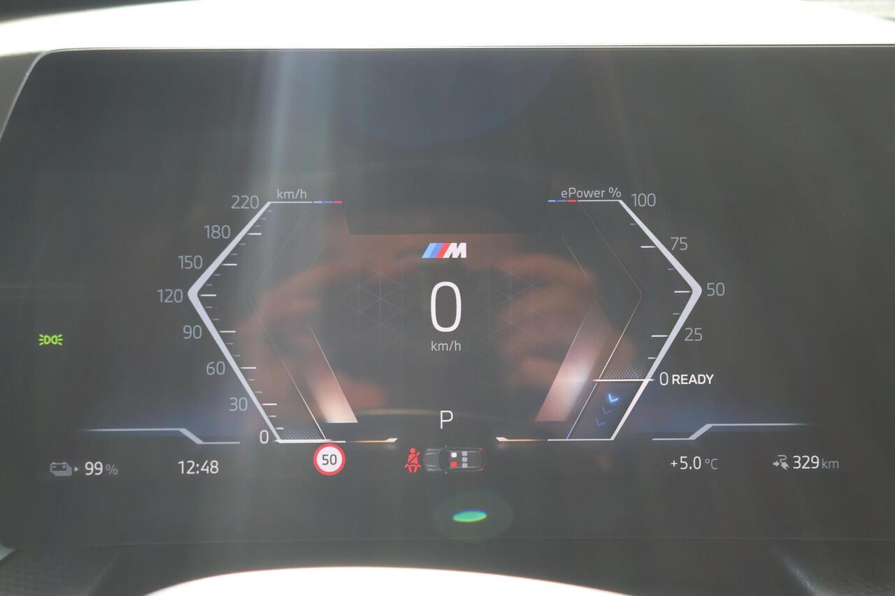 BMW iX1 eDrive20 | M Sportpakket Pro | Panorama Dak | Stoelverwarming | Achteruitrijcamera