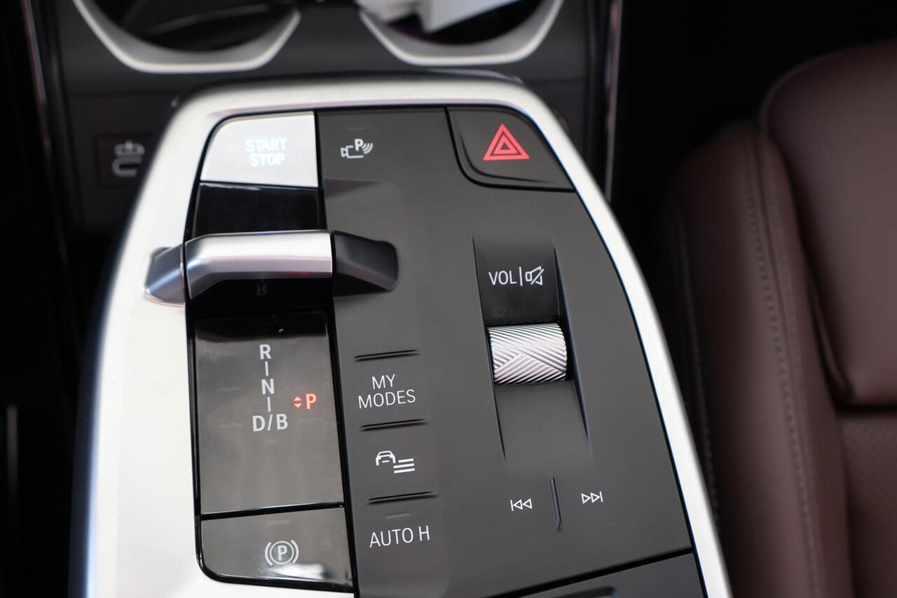 BMW iX1 eDrive20 | M Sportpakket Pro | Panorama Dak | Stoelverwarming | Achteruitrijcamera