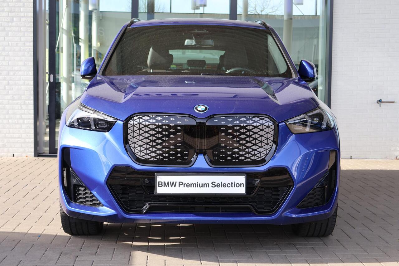 BMW iX1 eDrive20 | M Sportpakket Pro | Panorama Dak | Stoelverwarming | Achteruitrijcamera