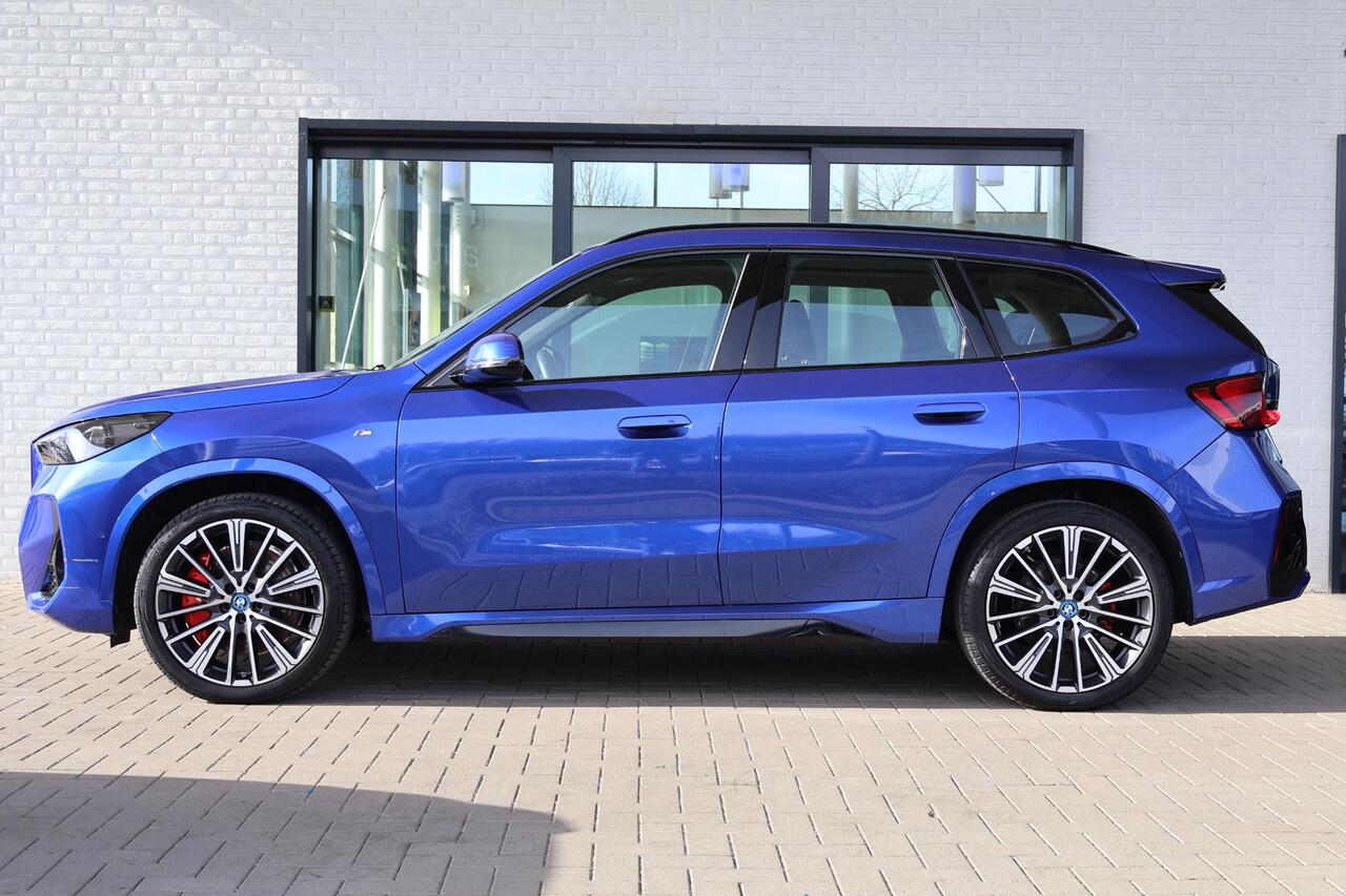 BMW iX1 eDrive20 | M Sportpakket Pro | Panorama Dak | Stoelverwarming | Achteruitrijcamera