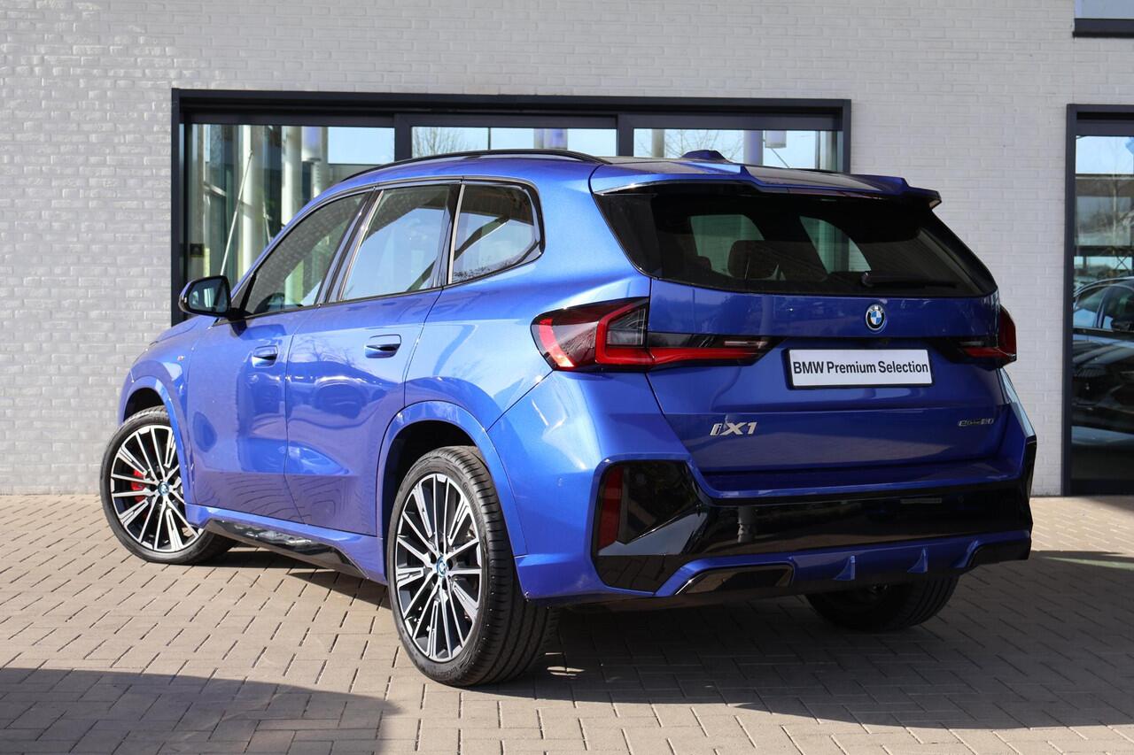 BMW iX1 eDrive20 | M Sportpakket Pro | Panorama Dak | Stoelverwarming | Achteruitrijcamera