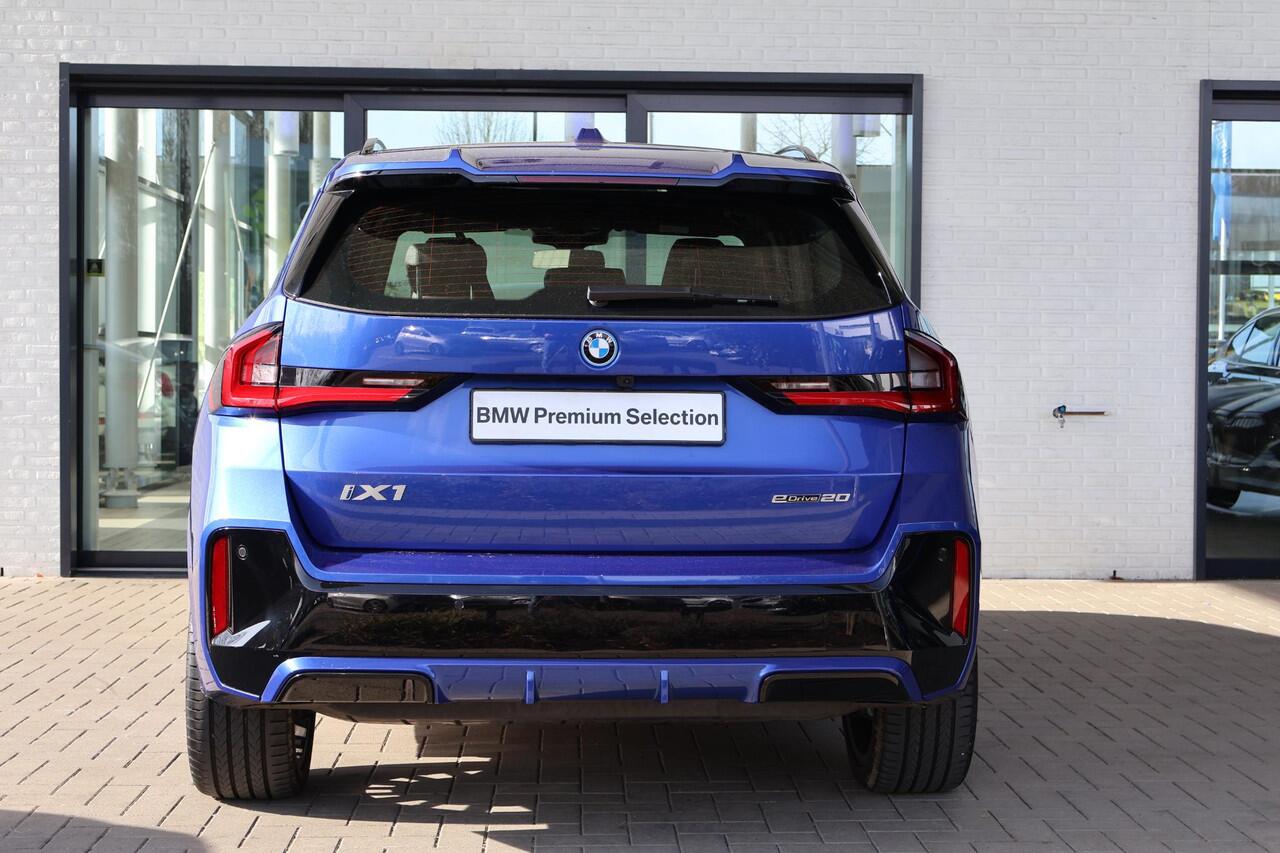 BMW iX1 eDrive20 | M Sportpakket Pro | Panorama Dak | Stoelverwarming | Achteruitrijcamera