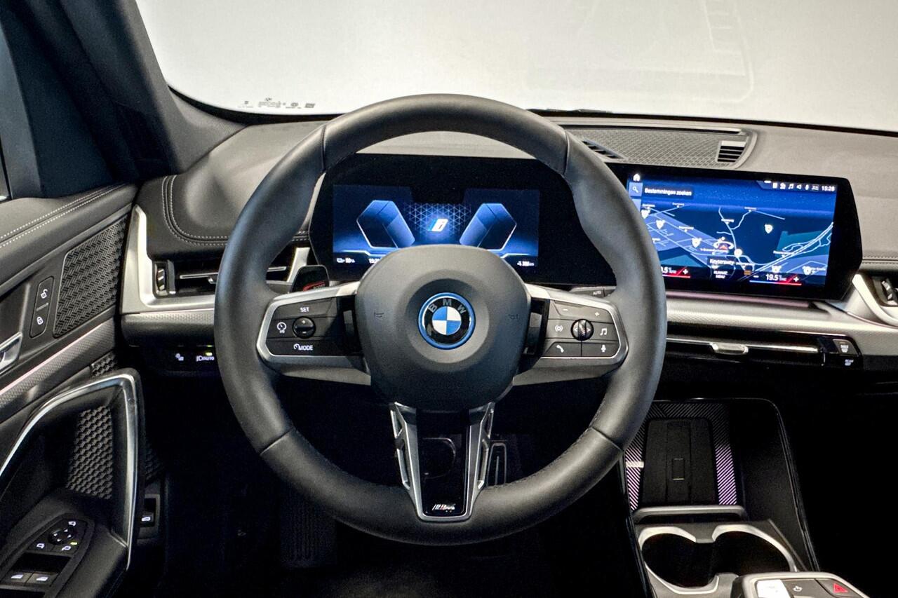 BMW iX1 xDrive30 67 kWh | M Sport | Stoelverwarming | Driving Assistant Plus |