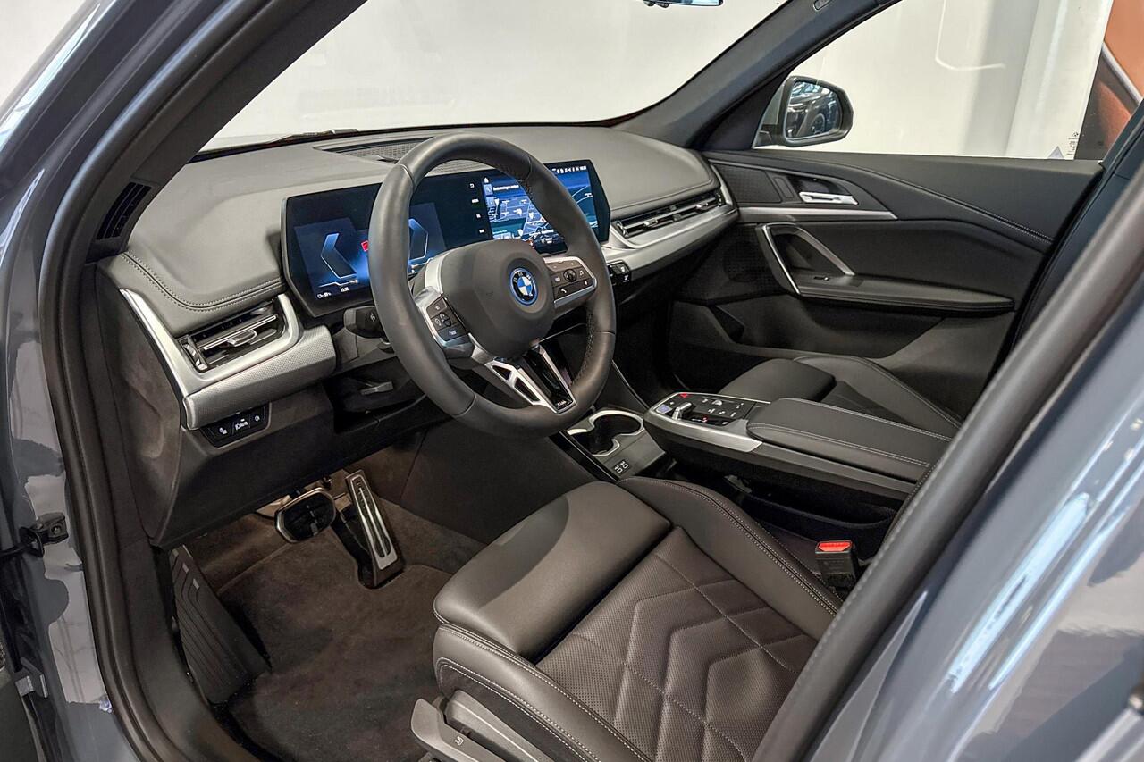 BMW iX1 xDrive30 67 kWh | M Sport | Stoelverwarming | Driving Assistant Plus |