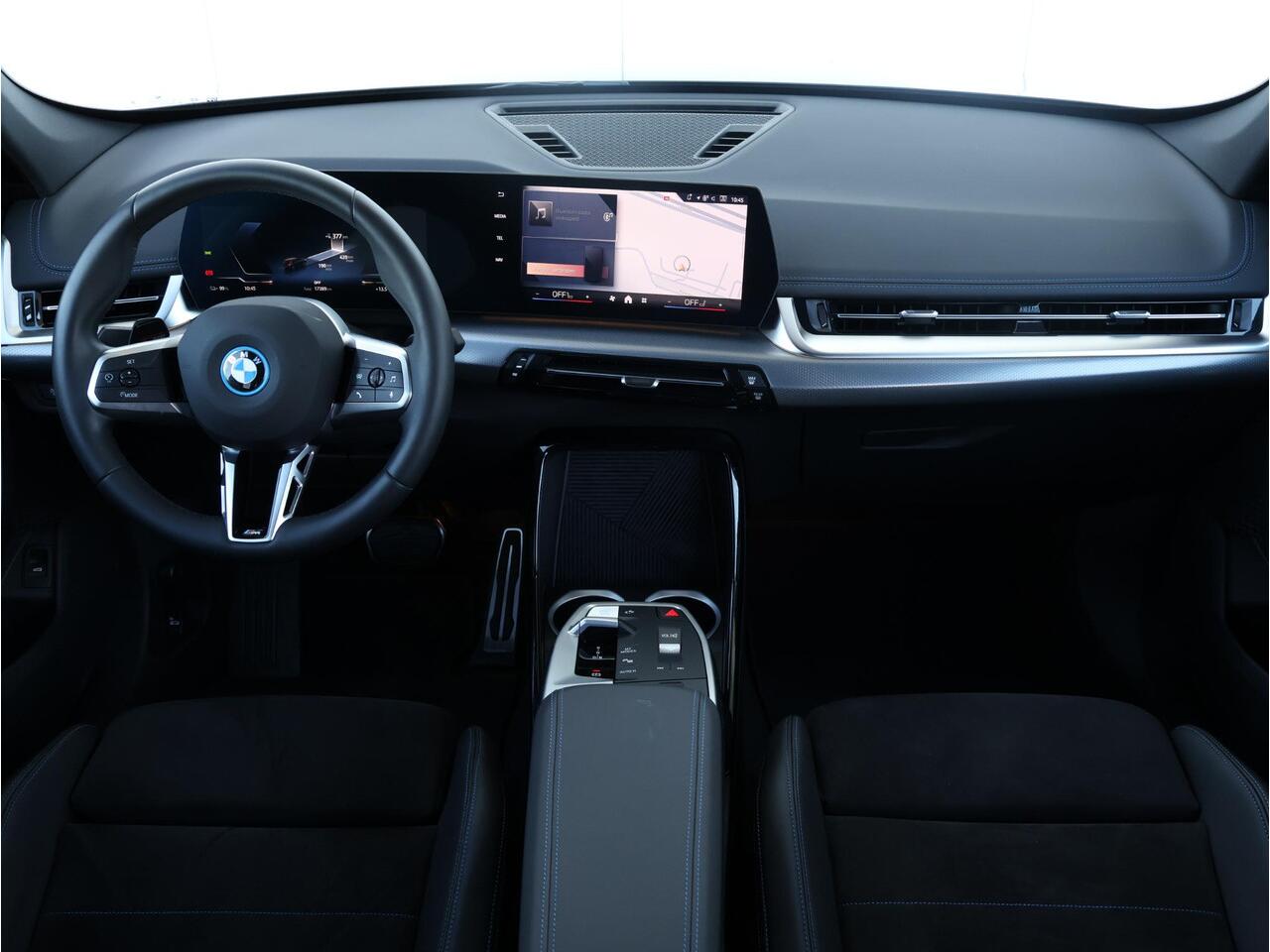 BMW iX1 xDrive30 67 kWh / M-Sport Pakket / Achteruitrij Camera / PDC / Verwarmde Voorstoelen / 18'' LM / Getint Glas Achter /