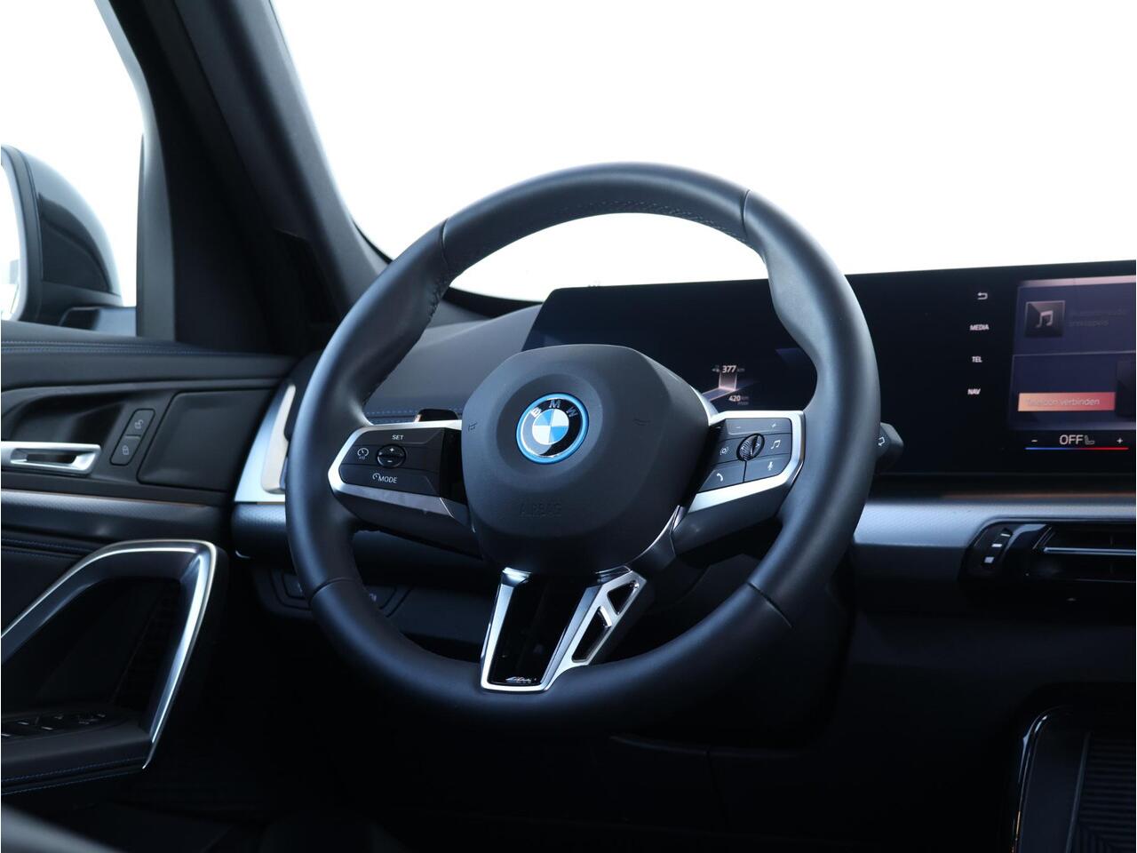 BMW iX1 xDrive30 67 kWh / M-Sport Pakket / Achteruitrij Camera / PDC / Verwarmde Voorstoelen / 18'' LM / Getint Glas Achter /