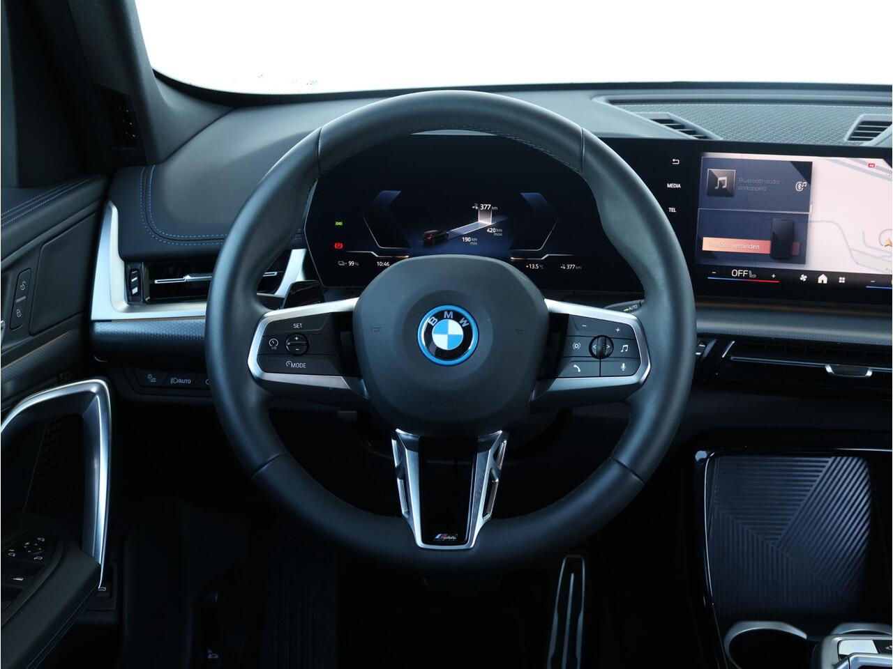 BMW iX1 xDrive30 67 kWh / M-Sport Pakket / Achteruitrij Camera / PDC / Verwarmde Voorstoelen / 18'' LM / Getint Glas Achter /