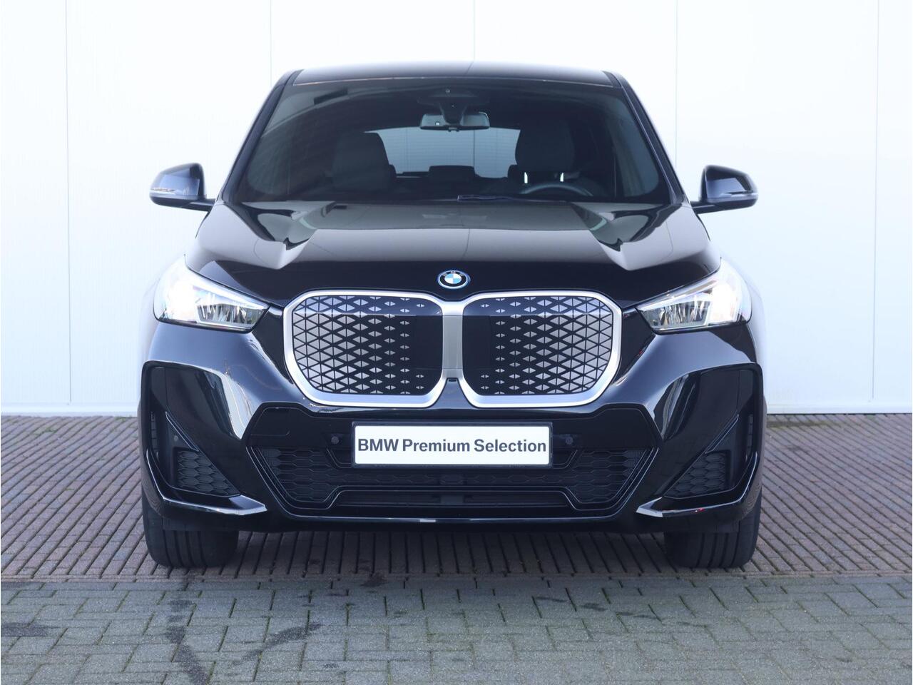 BMW iX1 xDrive30 67 kWh / M-Sport Pakket / Achteruitrij Camera / PDC / Verwarmde Voorstoelen / 18'' LM / Getint Glas Achter /