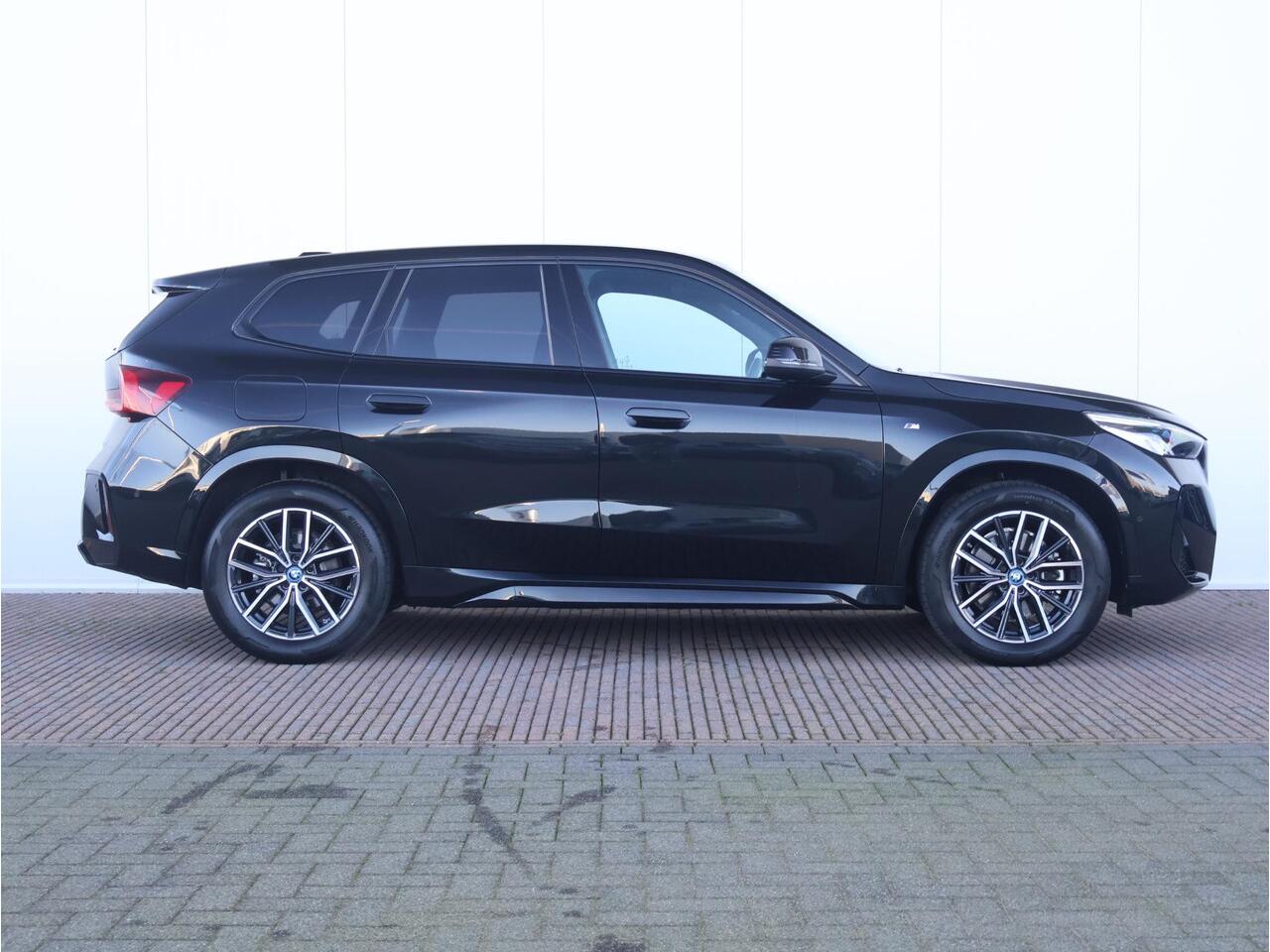 BMW iX1 xDrive30 67 kWh / M-Sport Pakket / Achteruitrij Camera / PDC / Verwarmde Voorstoelen / 18'' LM / Getint Glas Achter /