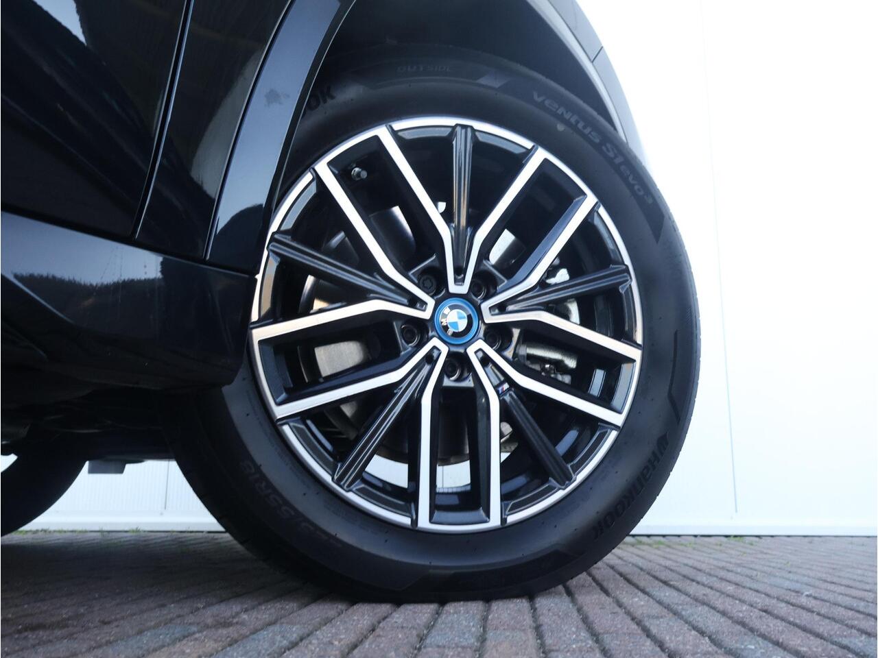 BMW iX1 xDrive30 67 kWh / M-Sport Pakket / Achteruitrij Camera / PDC / Verwarmde Voorstoelen / 18'' LM / Getint Glas Achter /