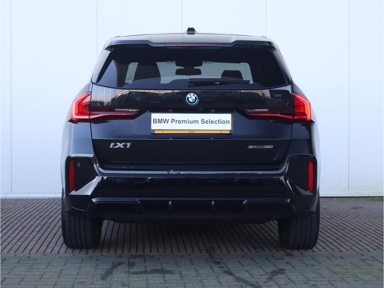 BMW iX1 xDrive30 67 kWh / M-Sport Pakket / Achteruitrij Camera / PDC / Verwarmde Voorstoelen / 18'' LM / Getint Glas Achter /