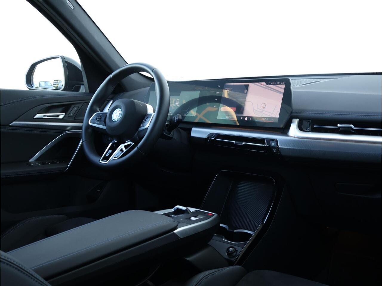 BMW iX1 xDrive30 67 kWh / M-Sport Pakket / Achteruitrij Camera / PDC / Verwarmde Voorstoelen / 18'' LM / Getint Glas Achter /
