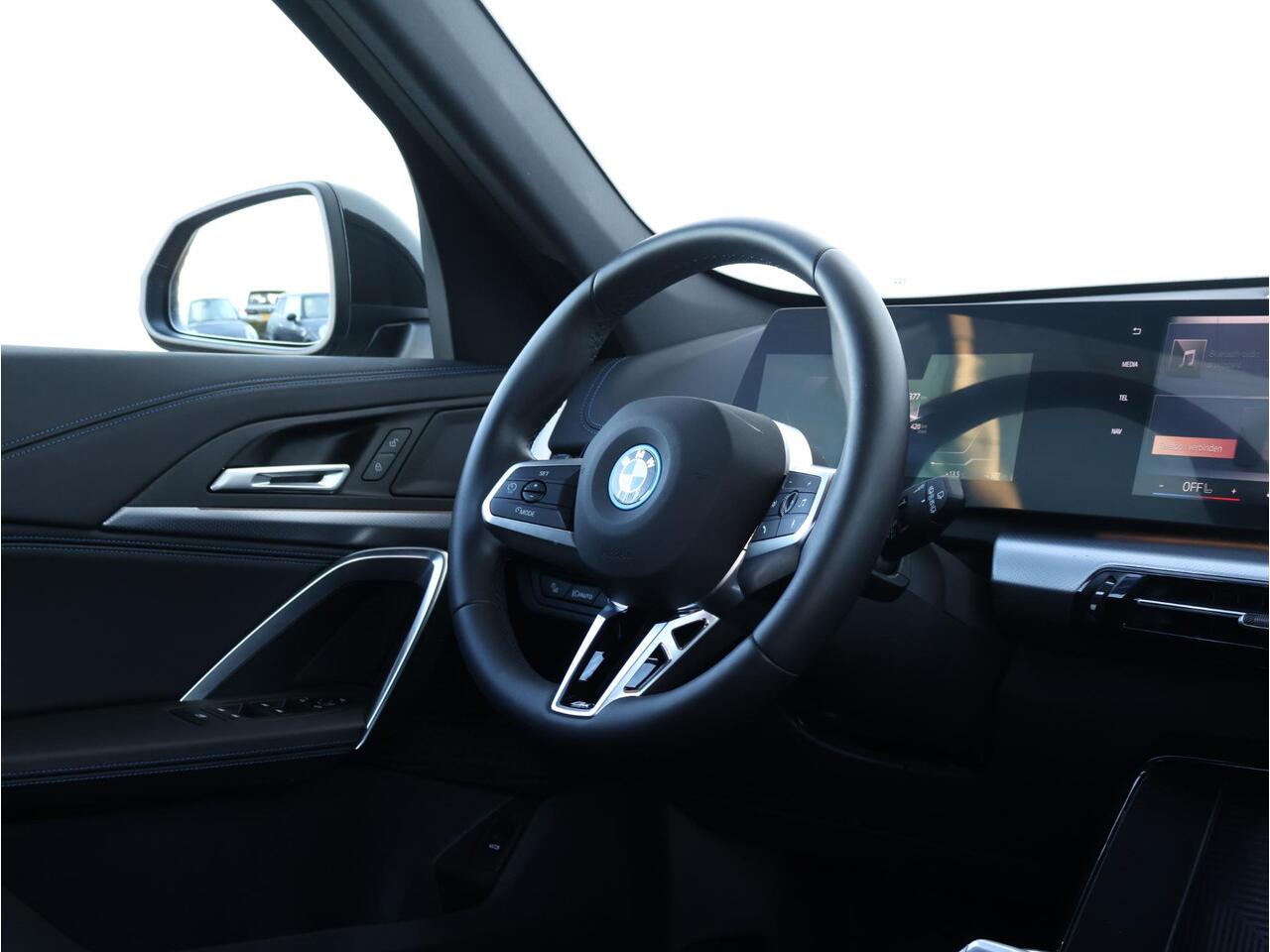 BMW iX1 xDrive30 67 kWh / M-Sport Pakket / Achteruitrij Camera / PDC / Verwarmde Voorstoelen / 18'' LM / Getint Glas Achter /