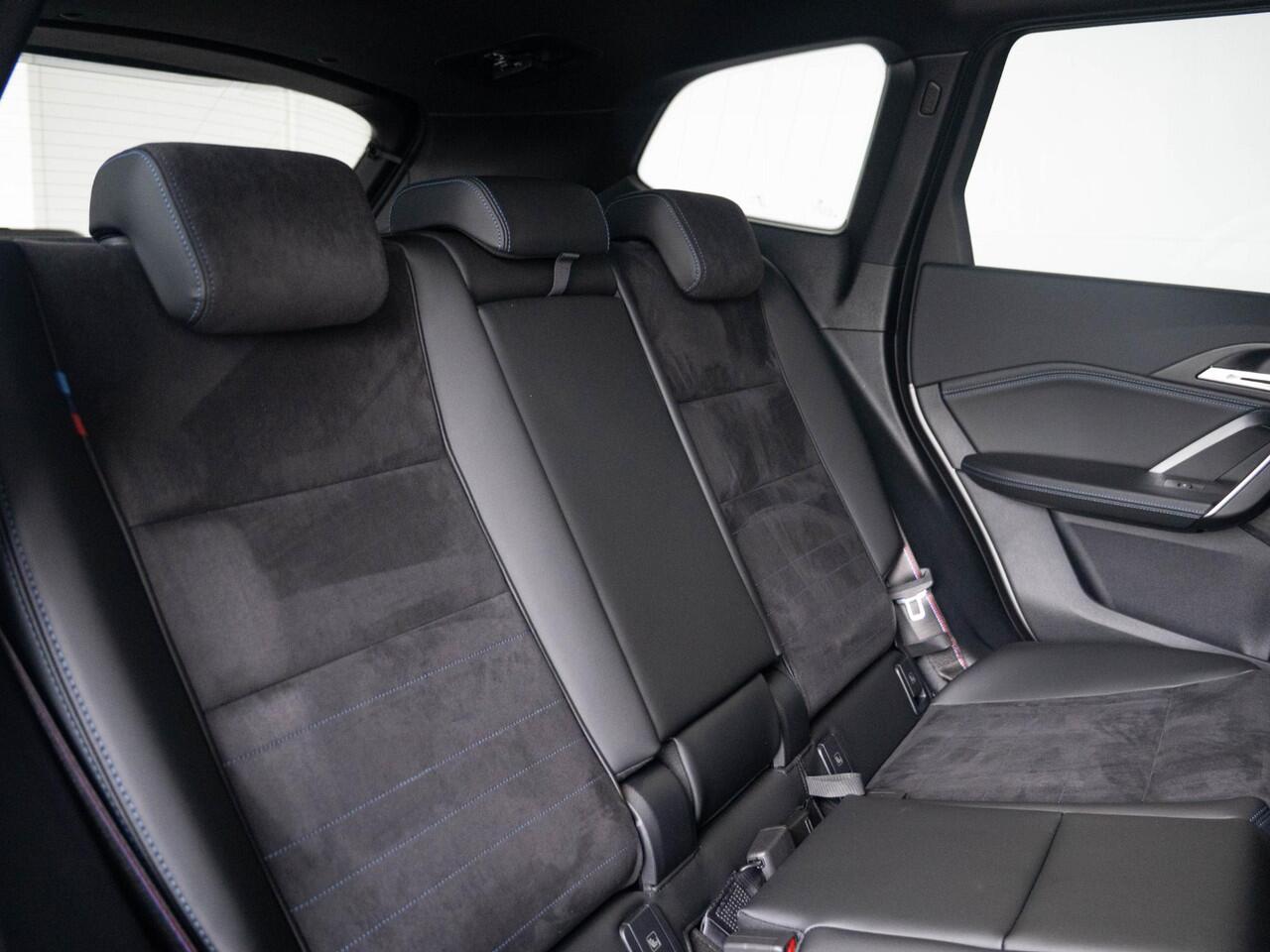 BMW iX1 eDrive20 | M Sportpakket Pro | Premium Pack | Stuurwielrand verwarmd | Comfort Access | Achteruitrijcamera | Panoramadak | Stoelverwarming | Trekhaak | Ekris Selection