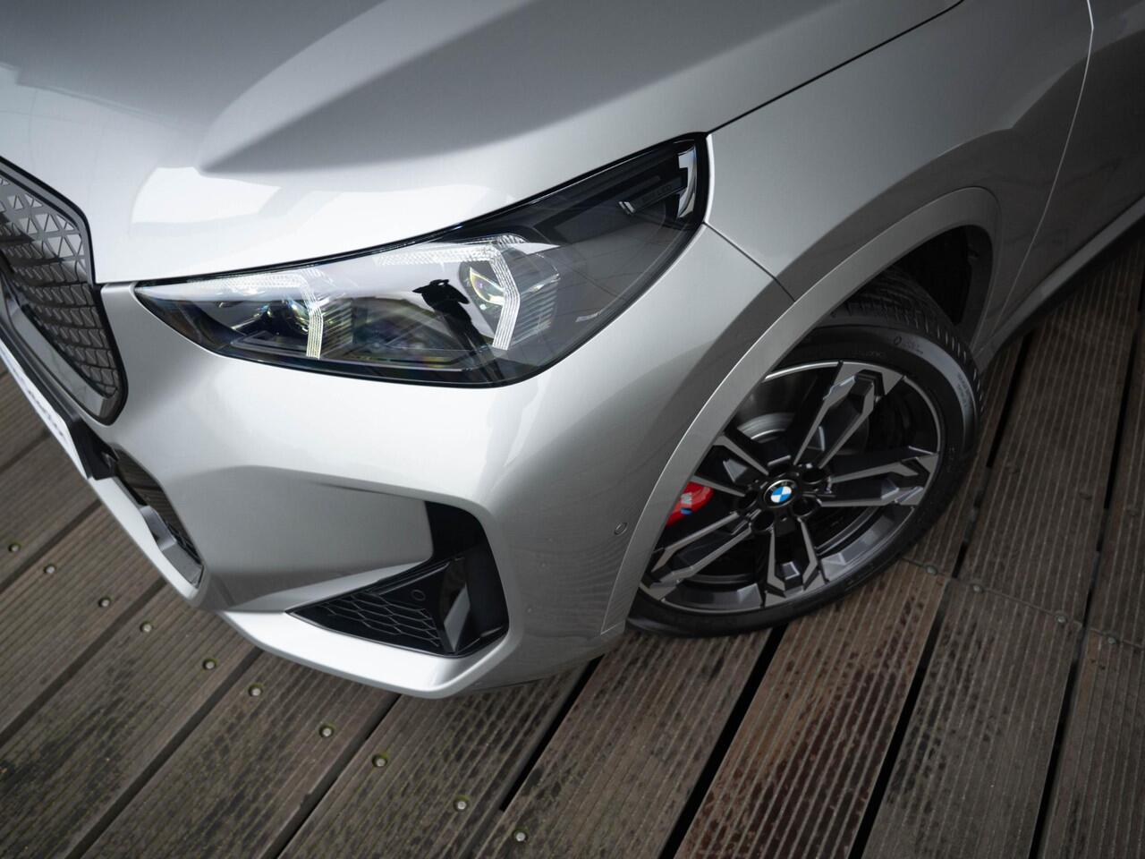 BMW iX1 eDrive20 | M Sportpakket Pro | Premium Pack | Stuurwielrand verwarmd | Comfort Access | Achteruitrijcamera | Panoramadak | Stoelverwarming | Trekhaak | Ekris Selection