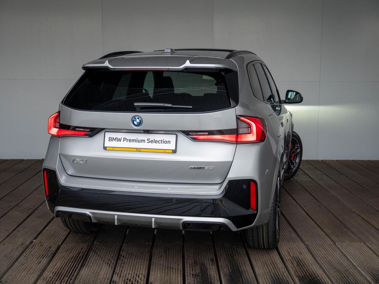 BMW iX1 eDrive20 | M Sportpakket Pro | Premium Pack | Stuurwielrand verwarmd | Comfort Access | Achteruitrijcamera | Panoramadak | Stoelverwarming | Trekhaak | Ekris Selection