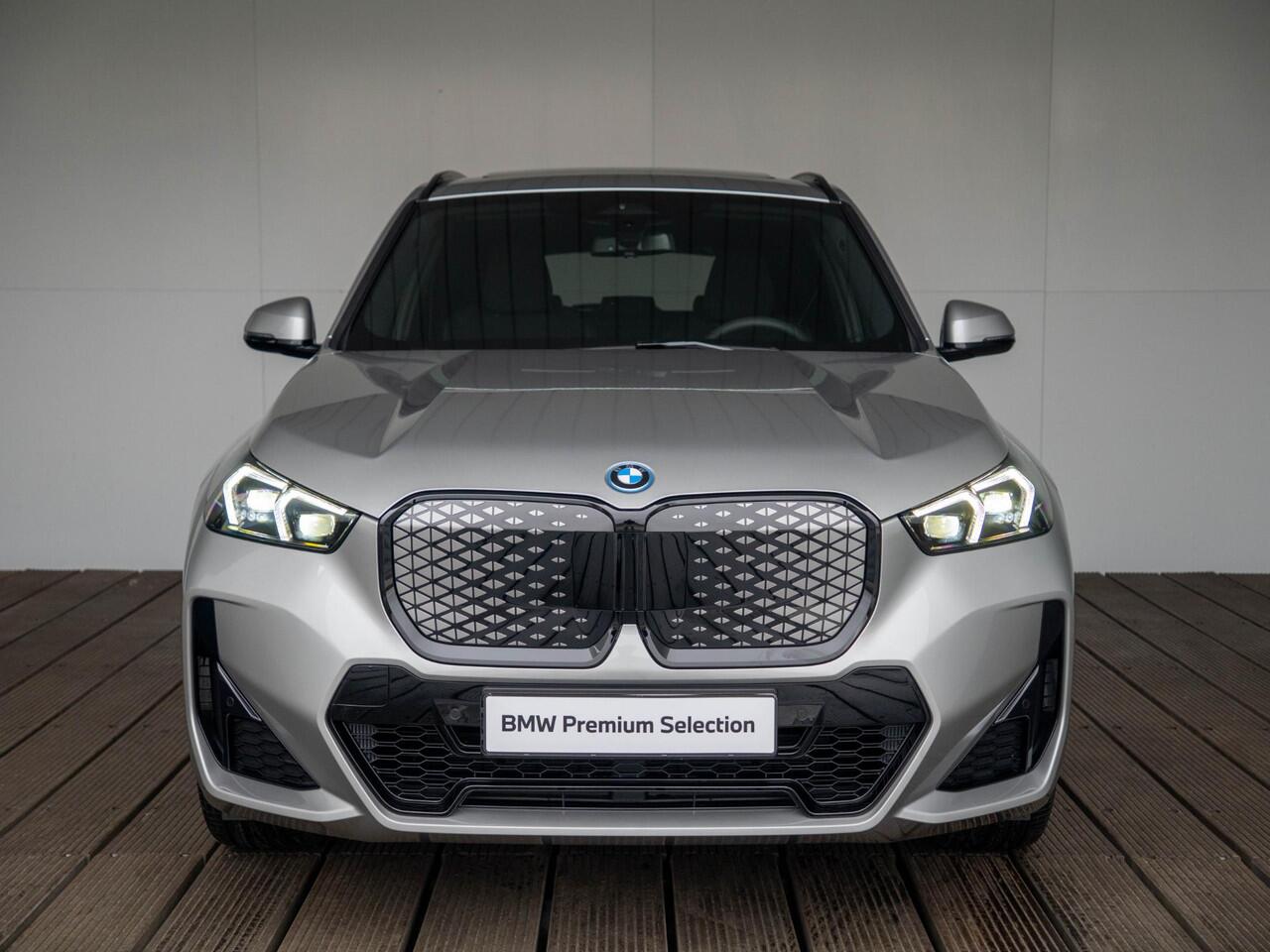 BMW iX1 eDrive20 | M Sportpakket Pro | Premium Pack | Stuurwielrand verwarmd | Comfort Access | Achteruitrijcamera | Panoramadak | Stoelverwarming | Trekhaak | Ekris Selection