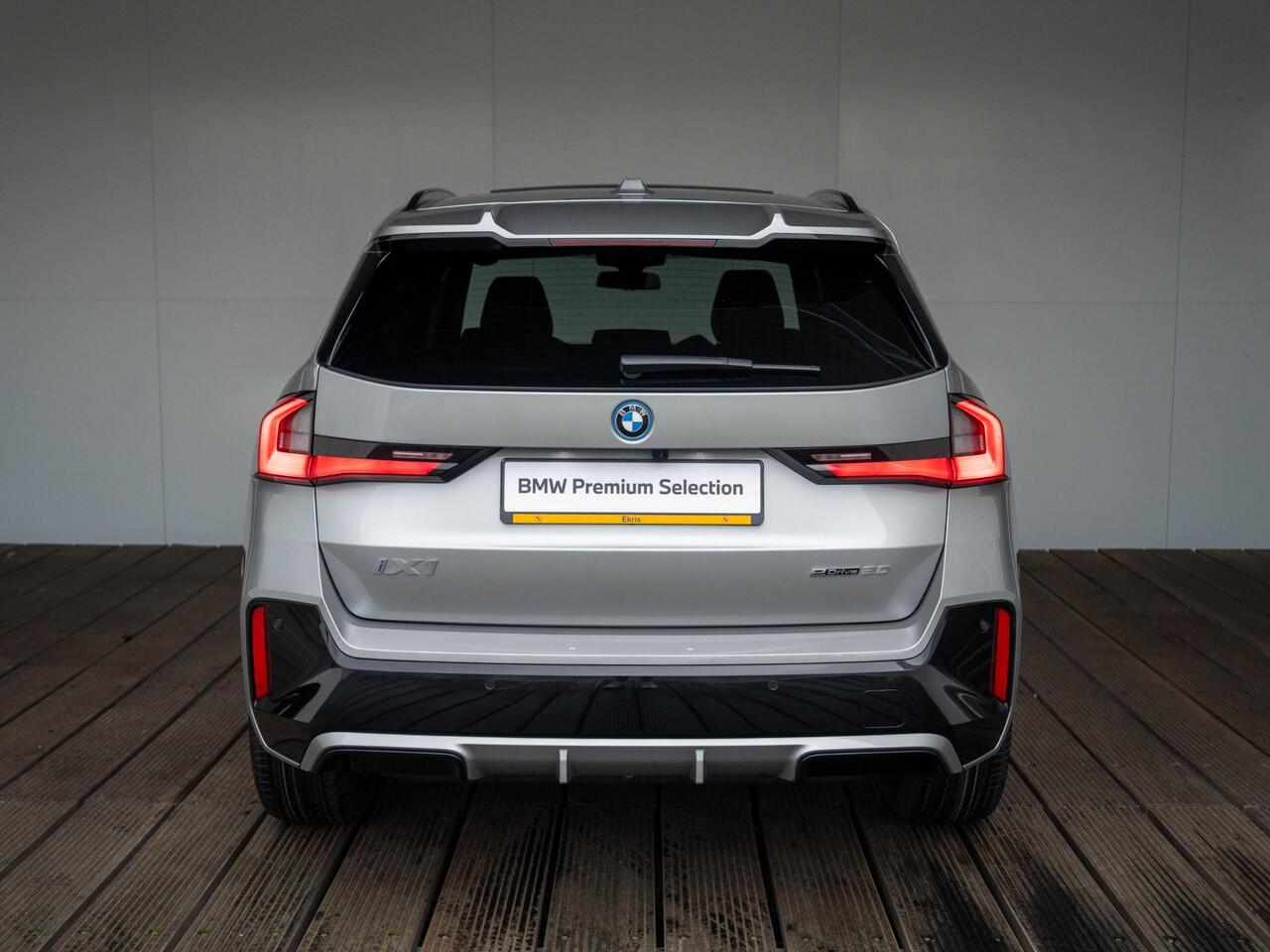 BMW iX1 eDrive20 | M Sportpakket Pro | Premium Pack | Stuurwielrand verwarmd | Comfort Access | Achteruitrijcamera | Panoramadak | Stoelverwarming | Trekhaak | Ekris Selection