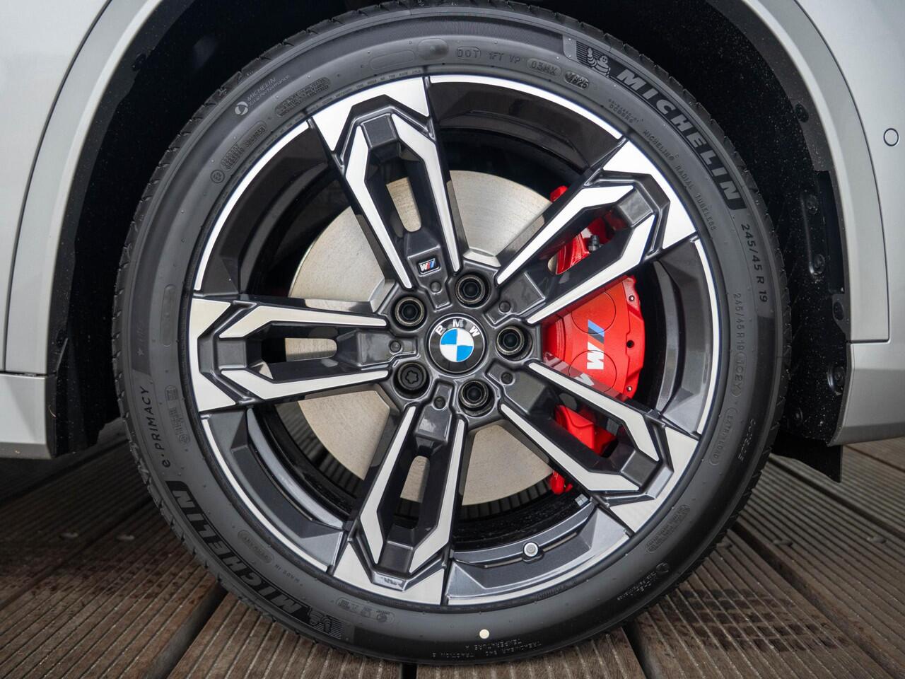 BMW iX1 eDrive20 | M Sportpakket Pro | Premium Pack | Stuurwielrand verwarmd | Comfort Access | Achteruitrijcamera | Panoramadak | Stoelverwarming | Trekhaak | Ekris Selection