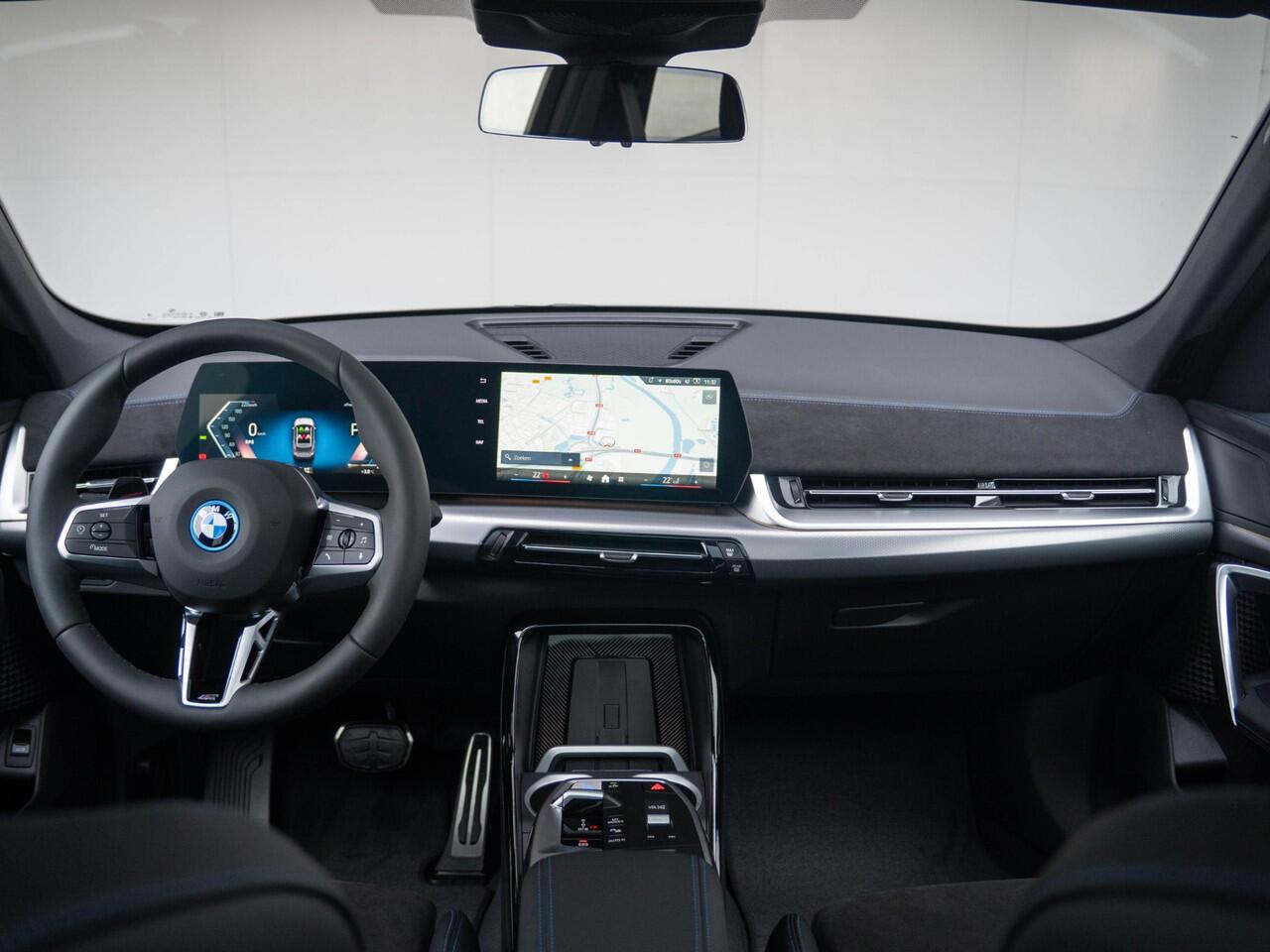 BMW iX1 eDrive20 | M Sportpakket Pro | Premium Pack | Stuurwielrand verwarmd | Comfort Access | Achteruitrijcamera | Panoramadak | Stoelverwarming | Trekhaak | Ekris Selection