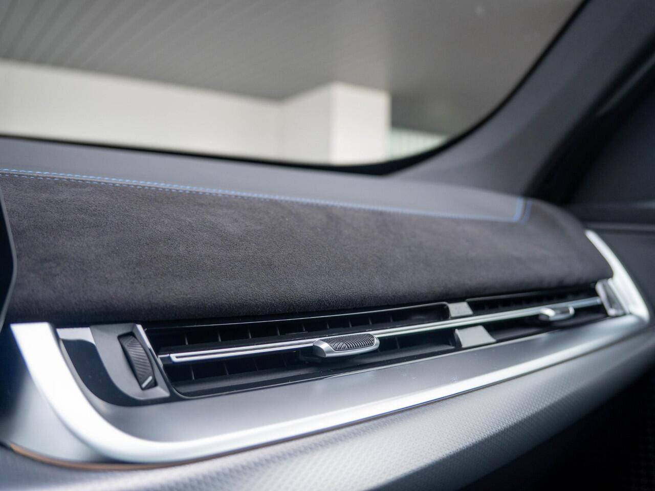 BMW iX1 eDrive20 | M Sportpakket Pro | Premium Pack | Stuurwielrand verwarmd | Comfort Access | Achteruitrijcamera | Panoramadak | Stoelverwarming | Trekhaak | Ekris Selection