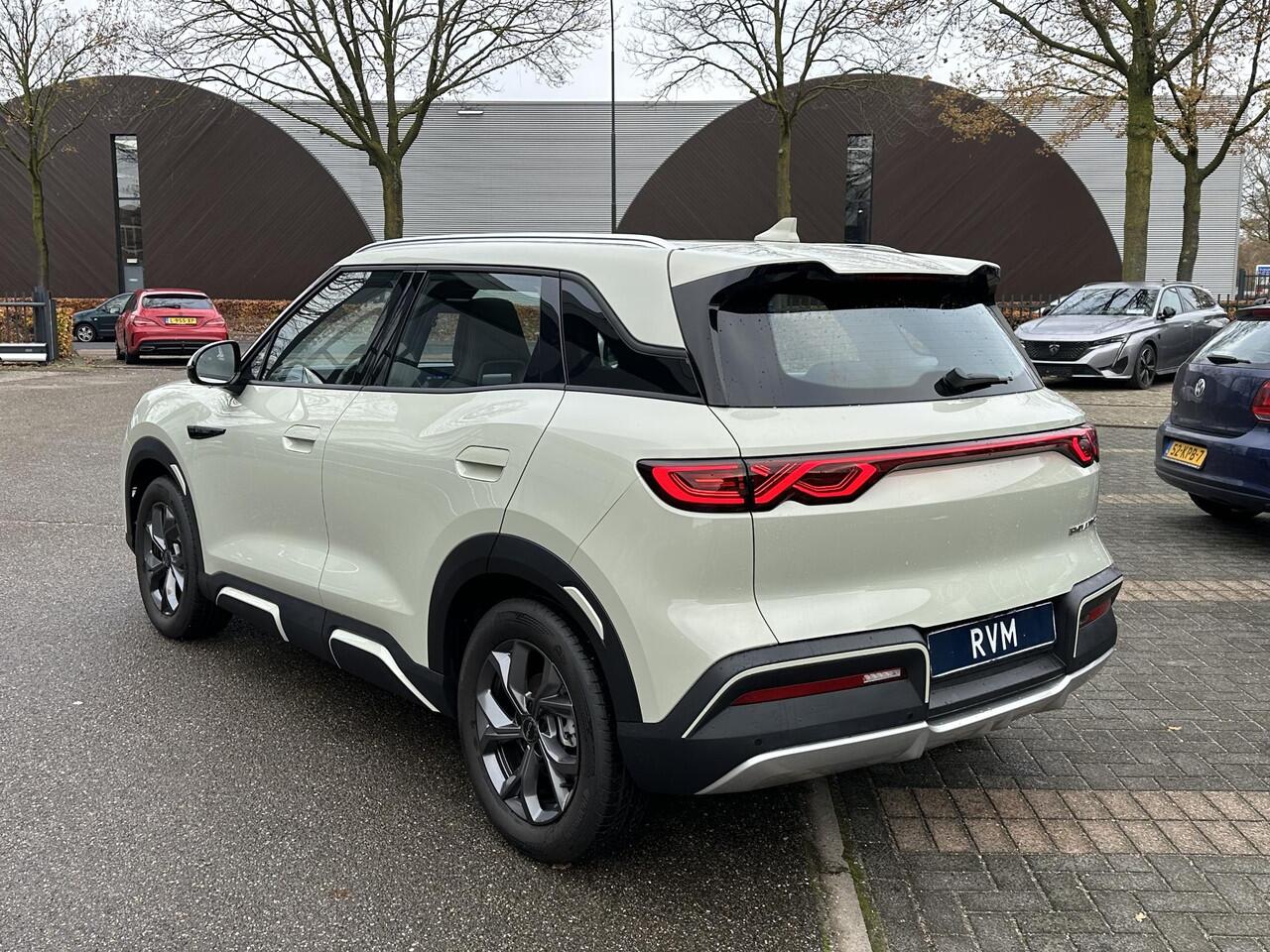 BYD ATTO 2 Boost 45 kWh VAN: ¤32.900,- VOOR: ¤30.770,- UW EINDEJAARSVOORDEEL: ¤2.130,- |800KM!|VOLLEDIGE BYD FABRIEKSGARANTIE TOT 11-2030 OF 150.000KM| STOEL + STUUR VERWARMING| ADAP. CRUISE| 360 CAMERA| PANO | DODE HOEK|