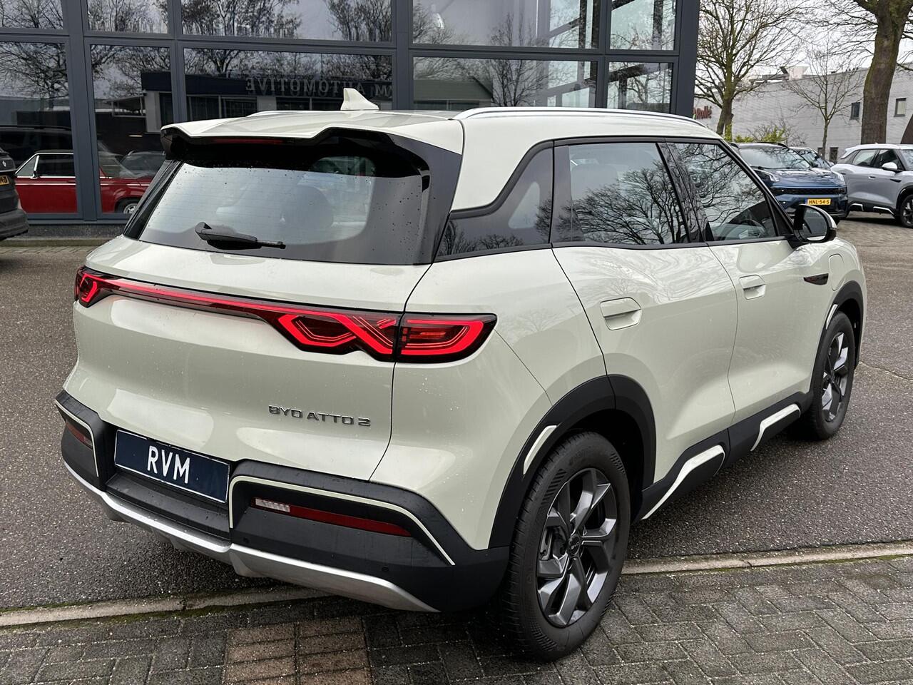 BYD ATTO 2 Boost 45 kWh VAN: ¤32.900,- VOOR: ¤30.770,- UW EINDEJAARSVOORDEEL: ¤2.130,- |800KM!|VOLLEDIGE BYD FABRIEKSGARANTIE TOT 11-2030 OF 150.000KM| STOEL + STUUR VERWARMING| ADAP. CRUISE| 360 CAMERA| PANO | DODE HOEK|