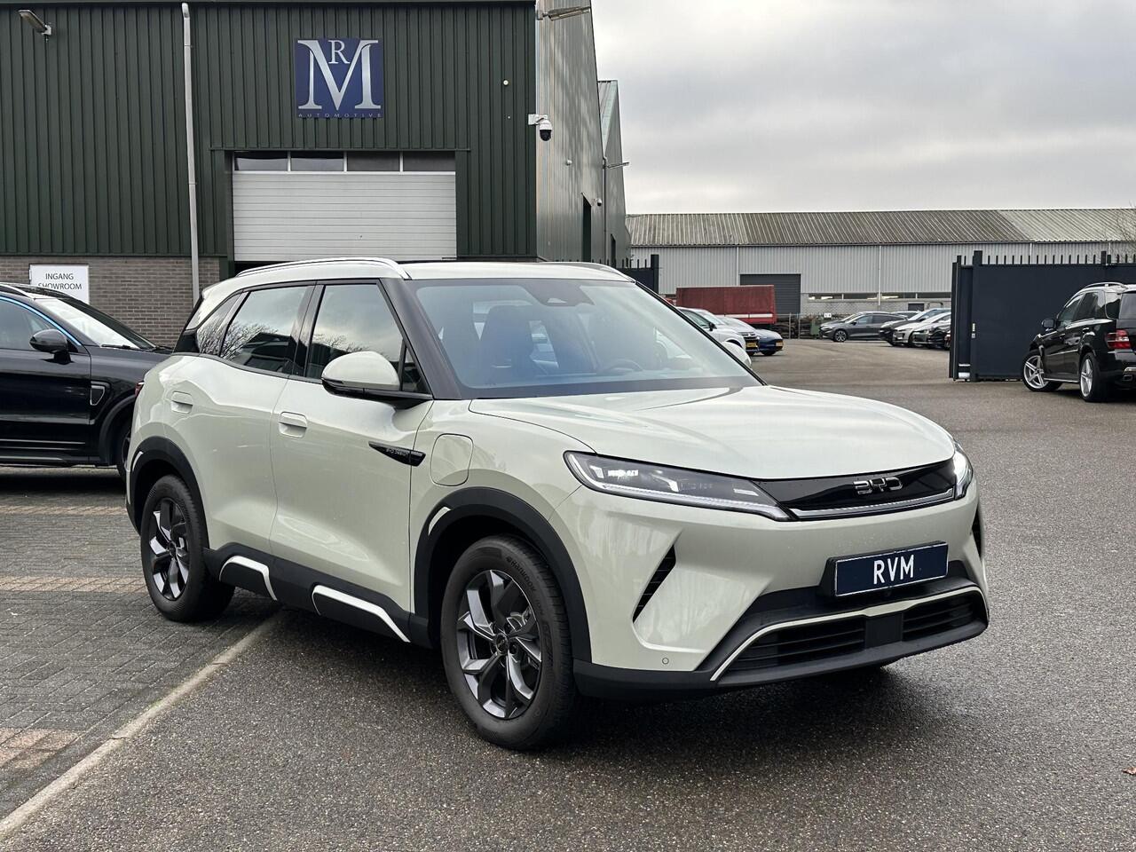 BYD ATTO 2 Boost 45 kWh VAN: ¤32.900,- VOOR: ¤30.770,- UW EINDEJAARSVOORDEEL: ¤2.130,- |800KM!|VOLLEDIGE BYD FABRIEKSGARANTIE TOT 11-2030 OF 150.000KM| STOEL + STUUR VERWARMING| ADAP. CRUISE| 360 CAMERA| PANO | DODE HOEK|