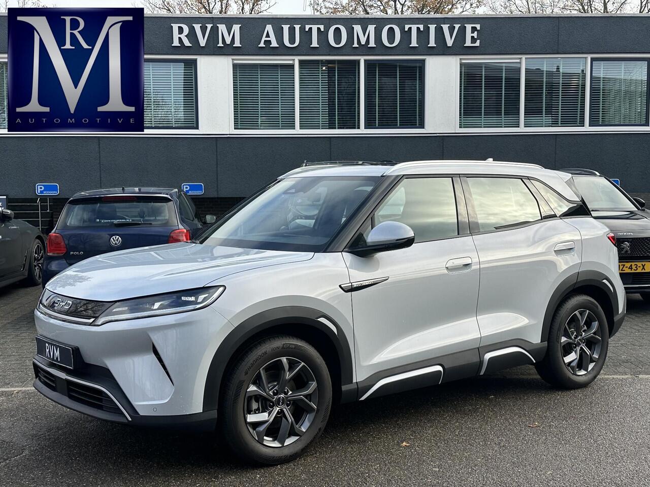 BYD ATTO 2 Boost 45 kWh VAN: ¤32.900,- VOOR: ¤30.770,- UW EINDEJAARSVOORDEEL: ¤2.130,- | 700KM! |VOLLEDIGE BYD FABRIEKSGARANTIE TOT 11-2030 OF 150.000KM| STOEL + STUUR VERWARMING| ADAP. CRUISE| 360 CAMERA| PANO | DODE HOEK|