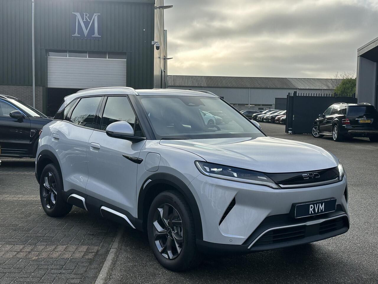 BYD ATTO 2 Boost 45 kWh VAN: ¤32.900,- VOOR: ¤30.770,- UW EINDEJAARSVOORDEEL: ¤2.130,- | 700KM! |VOLLEDIGE BYD FABRIEKSGARANTIE TOT 11-2030 OF 150.000KM| STOEL + STUUR VERWARMING| ADAP. CRUISE| 360 CAMERA| PANO | DODE HOEK|