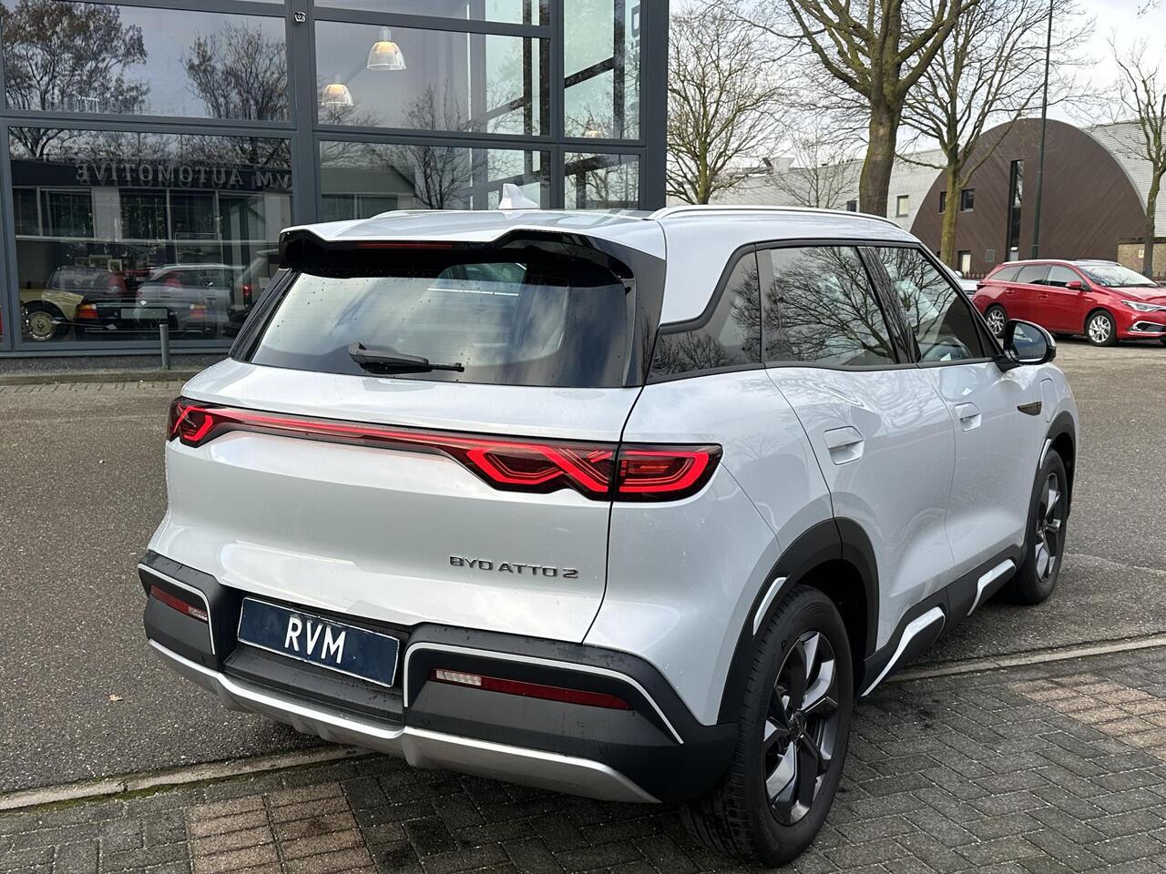 BYD ATTO 2 Boost 45 kWh VAN: ¤32.900,- VOOR: ¤30.770,- UW EINDEJAARSVOORDEEL: ¤2.130,- | 700KM! |VOLLEDIGE BYD FABRIEKSGARANTIE TOT 11-2030 OF 150.000KM| STOEL + STUUR VERWARMING| ADAP. CRUISE| 360 CAMERA| PANO | DODE HOEK|