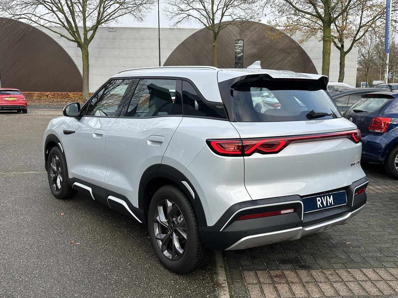 BYD ATTO 2 Boost 45 kWh VAN: ¤32.900,- VOOR: ¤30.770,- UW EINDEJAARSVOORDEEL: ¤2.130,- | 700KM! |VOLLEDIGE BYD FABRIEKSGARANTIE TOT 11-2030 OF 150.000KM| STOEL + STUUR VERWARMING| ADAP. CRUISE| 360 CAMERA| PANO | DODE HOEK|