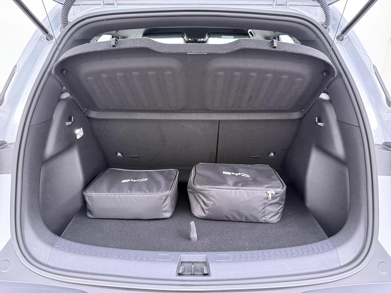 BYD ATTO 2 Boost 45 kWh VAN ¤ 31.900,- VOOR ¤ 27.877,- UW LENTEVOORDEELl: ¤4.023,-!| DIRECT LEVERBAAR | Volledige BYD Fabrieksgarantie t/m 11-2030 of 150.000 km | Stoel & Stuurverwarming | Adaptieve Cruise | 360° Camera | Panoramadak | Dodehoekassistent | Origineel 