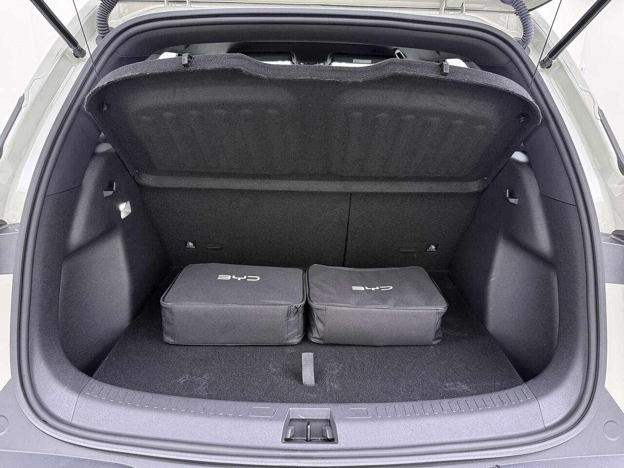 BYD ATTO 2 Boost 45 kWh VAN ¤ 31.900,- VOOR ¤ 27.877,- UW LENTEVOORDEEL ¤ 4.023,-! | DIRECT LEVERBAAR | Volledige BYD Fabrieksgarantie t/m 11-2030 of 150.000 km | Stoel & Stuurverwarming | Adaptieve Cruise | 360° Camera | Panoramadak | Dodehoekassistent | Origineel 