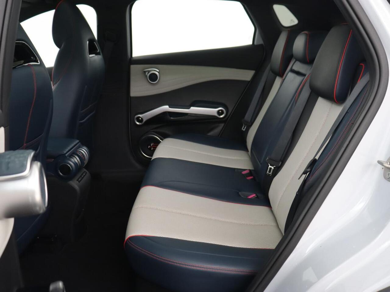 BYD Atto 3 Comfort 60 kWh | Panoramadak | Warmtepomp | Leder | Stoelverwarming | 360 Camera | Carplay | Adaptive cruise | 18'' | Keyless | Full LED